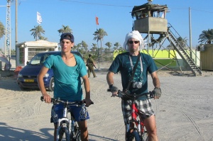 טיול משפחתי בהתנחלויות ברצועת עזה, קיץ 2005. בתמונה אלון עם עמית